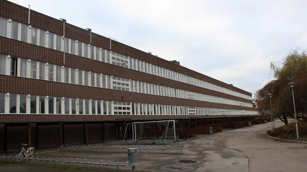 En man är misstänkt för olaga intrång efter att olovligen ha vistats i Bergska skolans lokaler i Finspång.