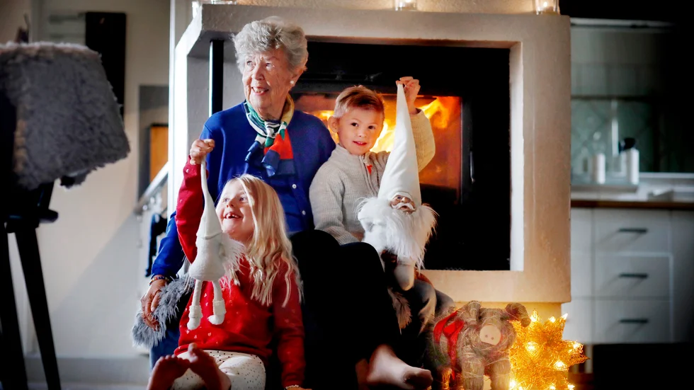 Förra året visste Carl, 5, och Filippa, 6, att farmor skulle fira jul ensam och överraskade med en egengjord adventskalender. I år är läget annorlunda. "Gemenskapen betyder allt", säger Lillemor Cederblad.