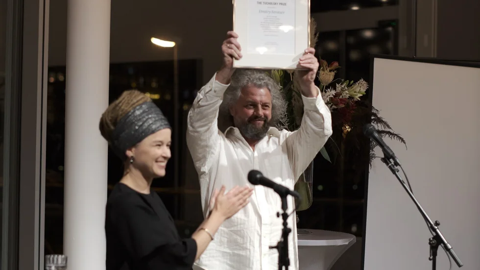 Under måndagen, på fängslade författares dag, mottog Dmitrij Strotsev Tucholskypriset av kulturminstern Amanda Lind under en ceremoni i Bonniers konsthall i Stockholm. 