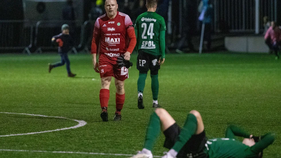 Rutinerande Henrik Johansson fick hoppa in mellan stolparna när Gustaf Persson fått rött kort.