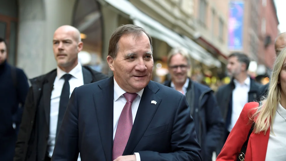 Statsminister Stefan Löfven (S) på väg till talmannen för att lämna in sin avskedsansökan.