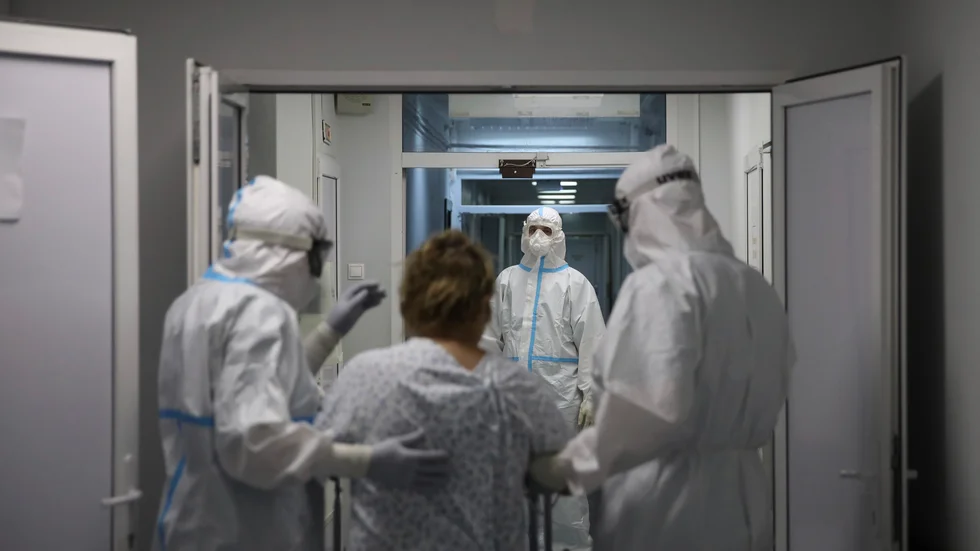 Vårdpersonal tillsammans med en covid-19-patient på ett sjukhus i Krasnodar tidigare i november.