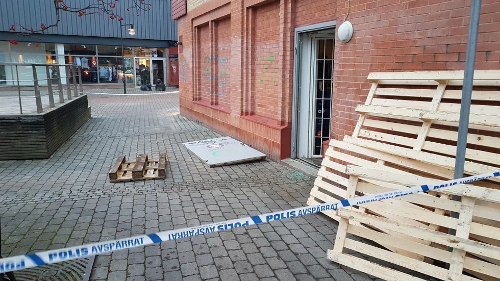 Säkerhetsdörren på sidan av butiken, mot Jerikodalstorget till, drogs bort med hjälp av bil och en grov kedja.
