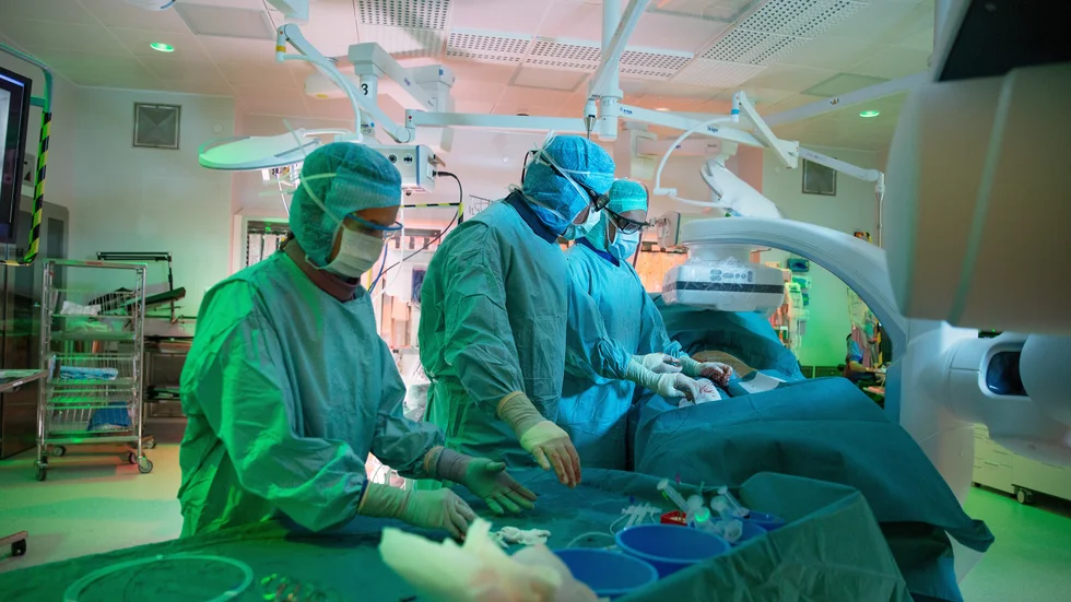Debattörerna är kritiska till att personer med privat sjukvårdsförsäkring kan få förtur till operationer.
