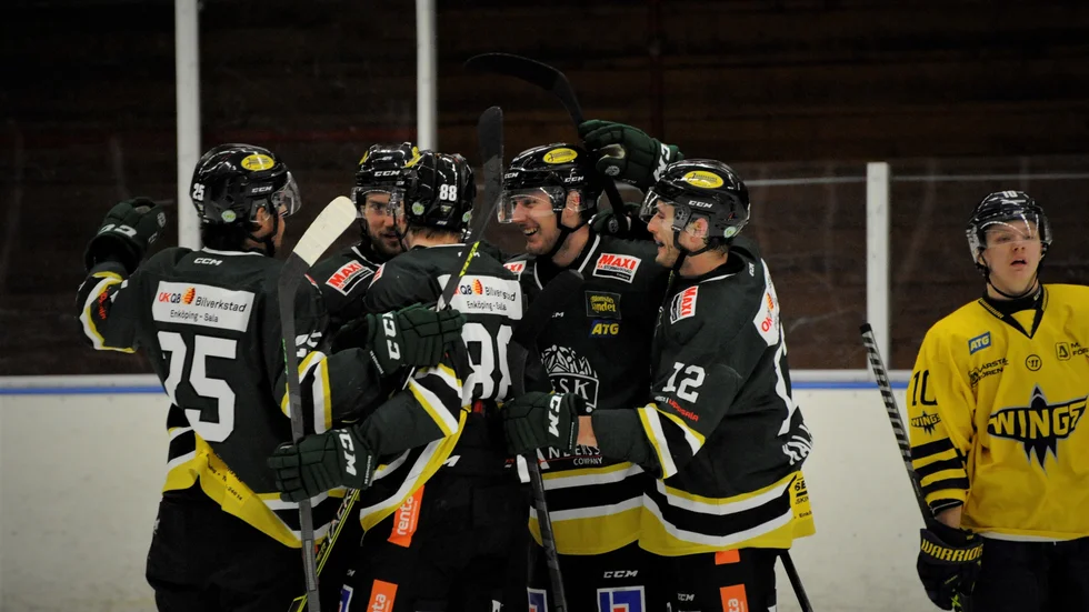 ESK firar 2-0-målet.