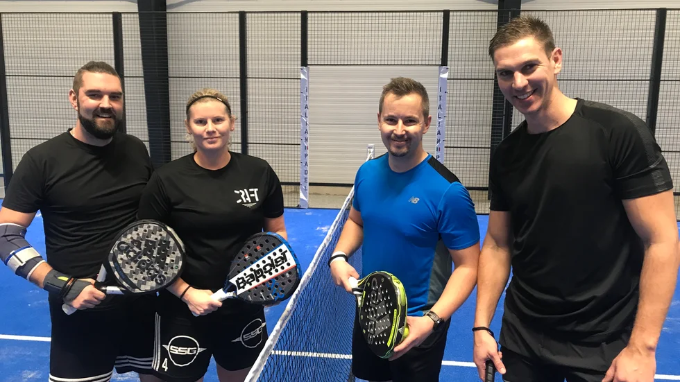 Padel i ny hall. Tommy Blixt, Linn Haglund, Robert Bengtsson och Gustav Broomé passade på att spela i den nya Motalahallen på Agneshög. "Här kan man slå över den längsta spelaren", säger Blixt om takhöjden som är välkommen bland spelarna.