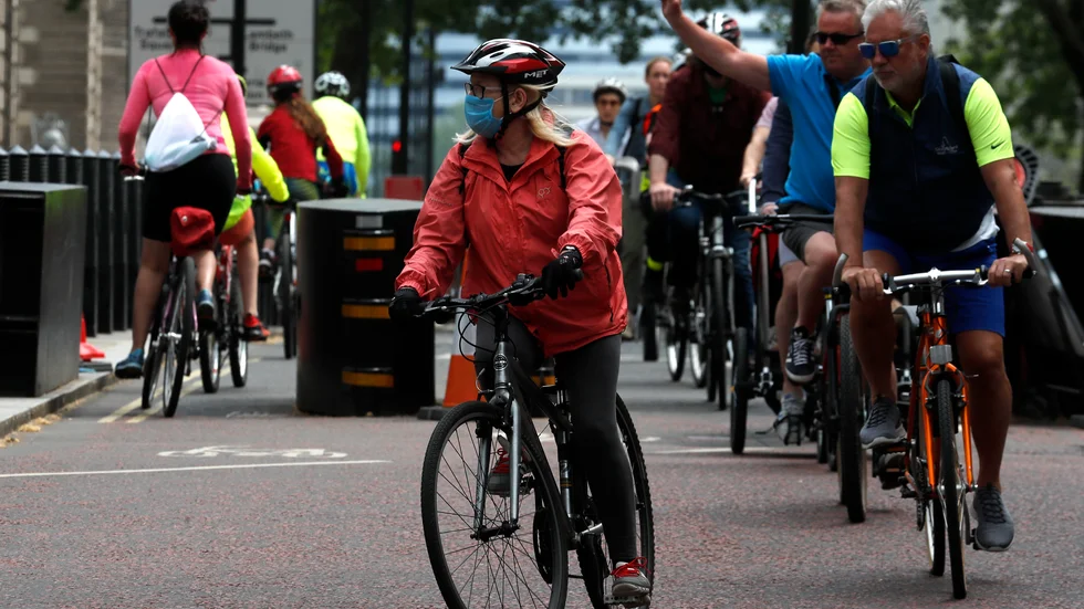 London är en av de sju städer som ingår i den nya studien. Här har många valt att ta cykeln för att undvika smitta under pandemin. Arkivbild.
