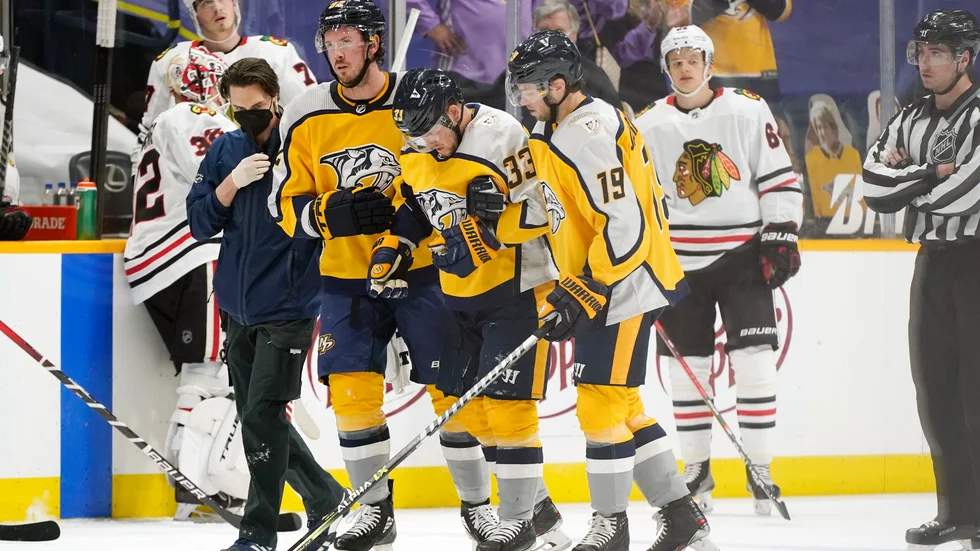 Viktor Arvidsson fick ledas av isen i lördagens möte med Chicago Blackhawks.