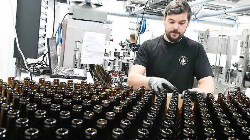 ”Det är jättemärkligt”, säger Oscar Sennerhall, platschef vid Skellefteå bryggeri, om Systembolagets beslut. Arkivbild.