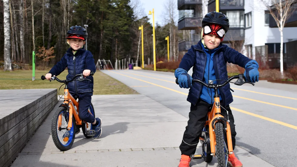 Tvillingarna Oliver och Vincent Dahlbom-Sving längtar efter att pandemin ska ta slut, även om deras vardag ser ut ungefär som vanligt.