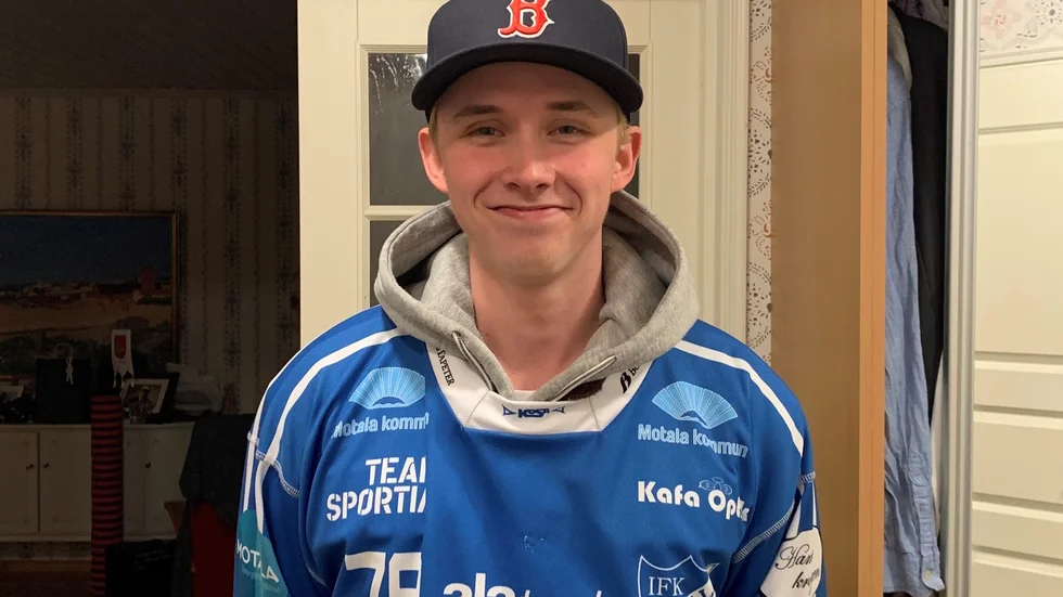 Blåvit. Casper Hänninen i Rasmus Kettunens sparade Motalatröja från tidigare. Hänninen från Akilles Borgå är klar för spel i IFK Motala.