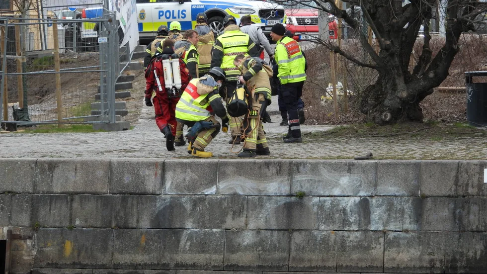 Räddningstjänsten hjälpte en person ur vattnet i Strömmen under annandagen.