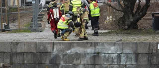 Video: Här räddas en person ur det iskalla vattnet
