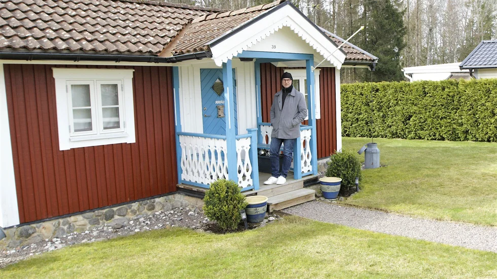 Leif Hjort på farstukvisten till hans och hans sambos stuga. 