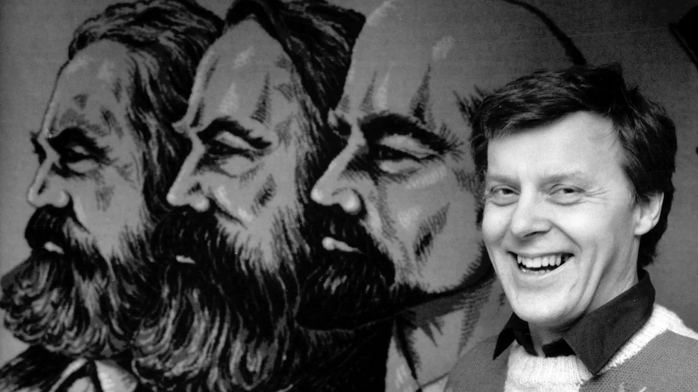 Kenneth Kvist, partisekretare Vänsterpartiet Kommunisterna, fotograferad 1988 framför en affisch på Marx, Engels och Lenin.