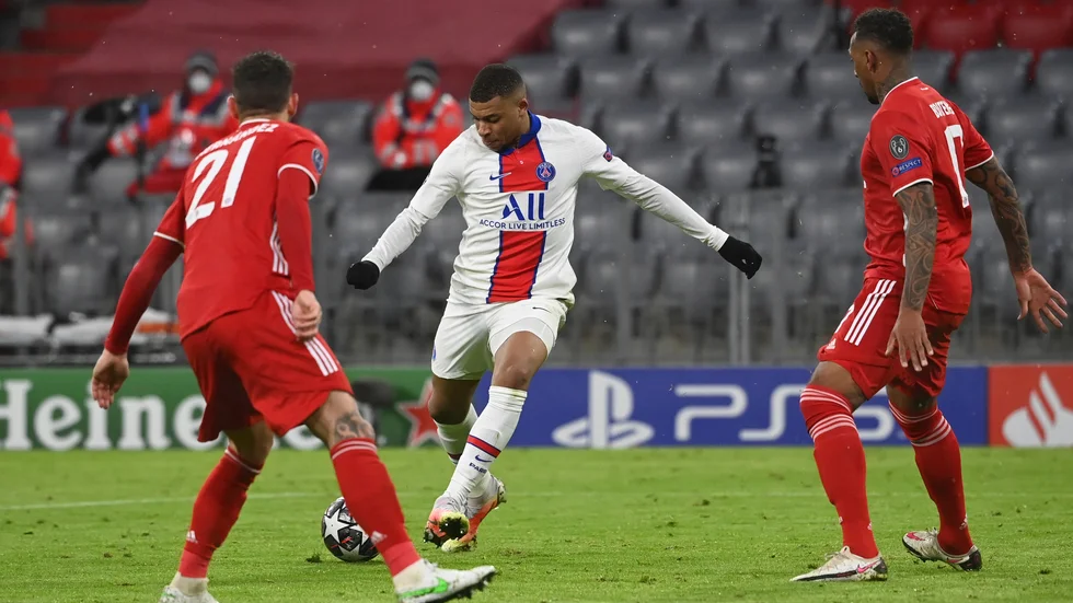 Paris Saint-Germains Kylian Mbappé, i mitten, trycker in ett av sina två mål i 3–2-segern mot Bayern München. På tisdagskvällen spelas kvartsfinalreturen i Champions League i Paris.