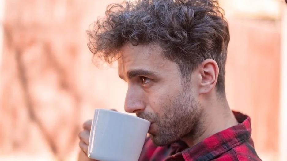 Daniel Topic avnjuter en kopp kaffe på en av inspelningsdagarna för "Another Day" 