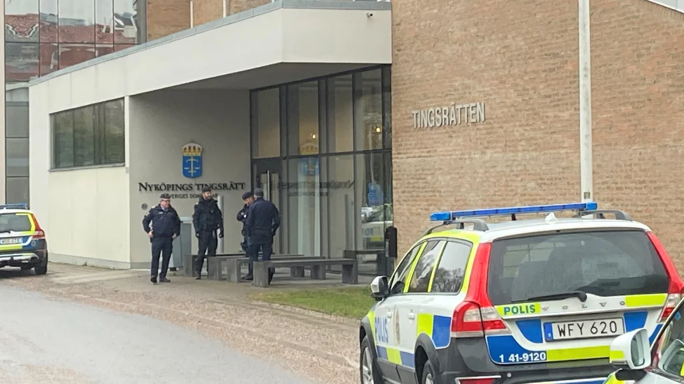 En av kompisarna till den mördade 21-åringen berättade om mordkvällen när rättegången fortsatte på måndagen. I dag lever kompisen under skydd på annan ort.