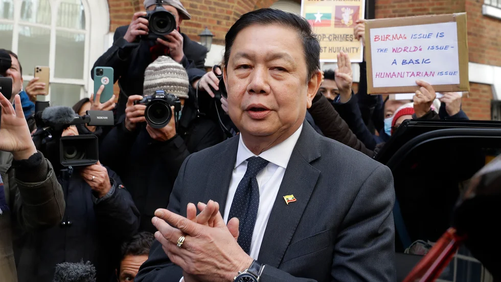 Myanmars utelåsta ambassadör i London, Kyaw Zwar Minn, då han mötte medier utanför ambassaden i torsdags.