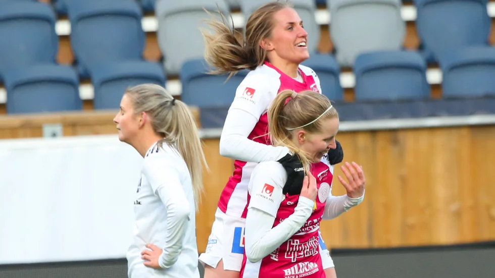 Bea Gärds gratuleras av Hanna Persson. 