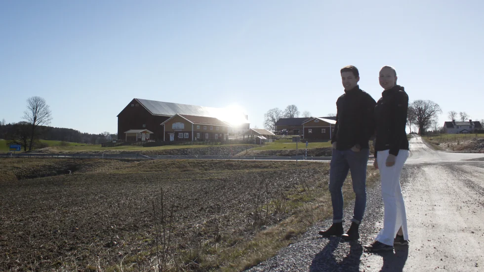 Just nu är åkern bar, men om några veckor ska Filip Lundblad och Moa Sporrenklint sätta solrosfrön med hjälp av traktor och såmaskin.