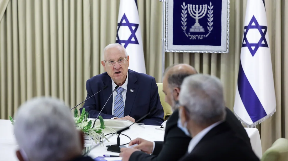 Israels president Reuven Rivlin i samtal med Förenade arablistans partiledare Mansour Abbas under måndagen.