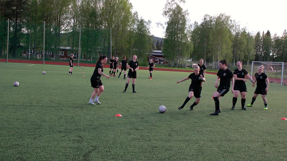 Sista träningen innan match. På lördag får älvsbytjejerna matchpuls för första gången det här året.