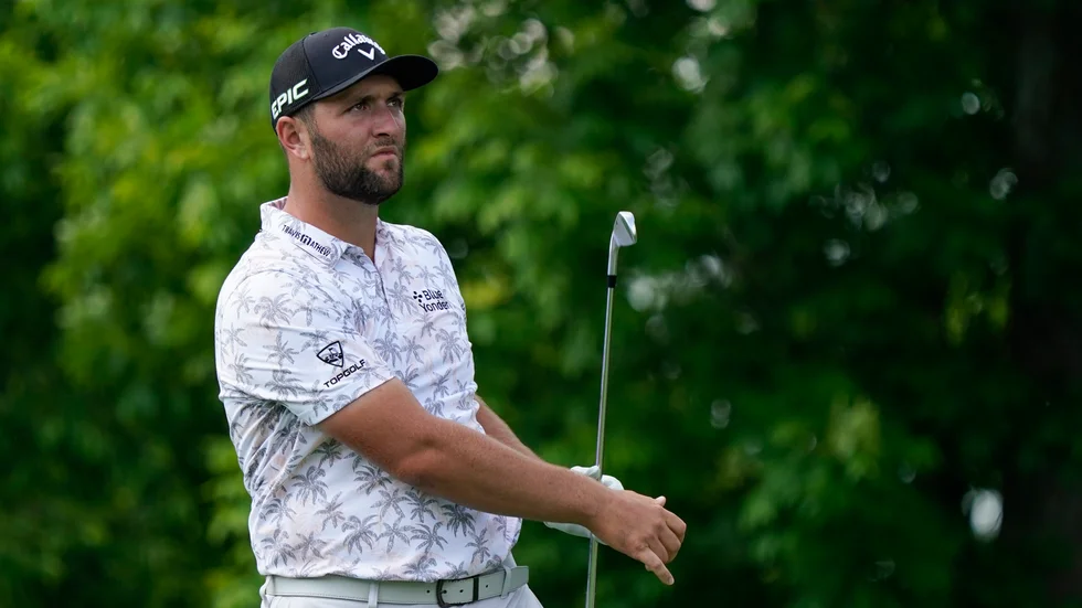 Jon Rahm spelade klart tredje rundan på PGA-touren och ledde stort – då fick han beskedet att han var coronasmittad och tvingades bryta.