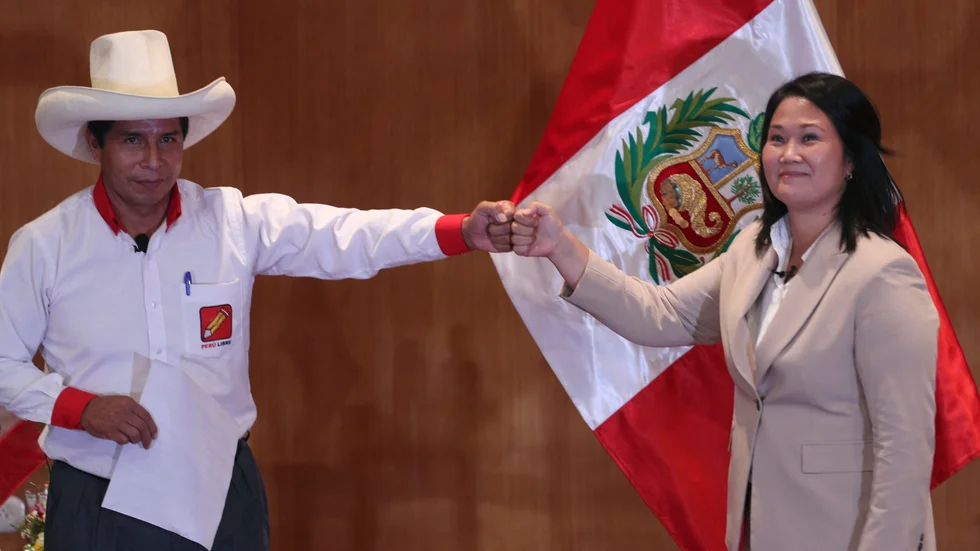 Vänsterkandidaten Pedro Castillo, till vänster, med högerrivalen Keiko Fujimori under ett framträdande i Lima den 17 maj.