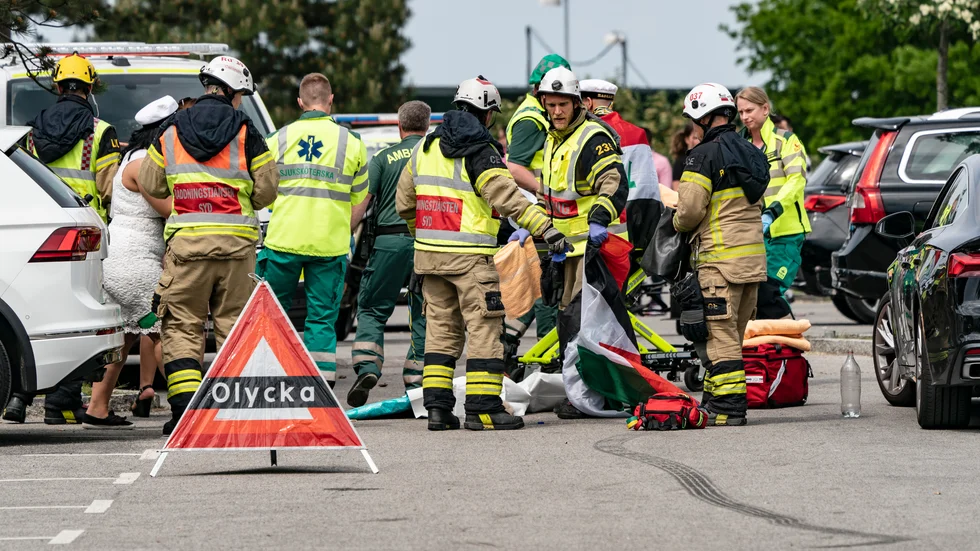 Polis, räddningstjänst och ambulans på plats efter en påkörning vid en parkeringsplats i Malmö på fredagseftermiddagen.