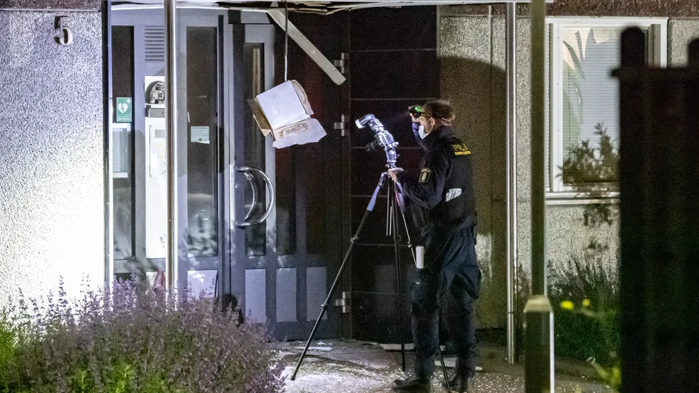 Polisens kriminaltekniker på plats vid en entré till ett flerfamiljshus i stadsdelen Lindeborg i Malmö efter en detonation natten till torsdag. Arkivbild.