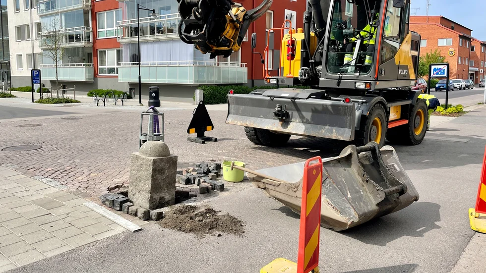 Pollaren utanför tidningens redaktion har nu lagats. 