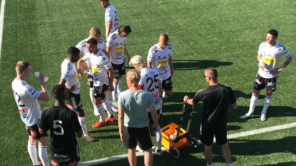 Maif uppträdde lite stirrigt i andra halvlek, här under vattenpausen. Men laget var på tå och kunde rättvist reda ut matchen till en seger och tre poäng på Tyresövallen.