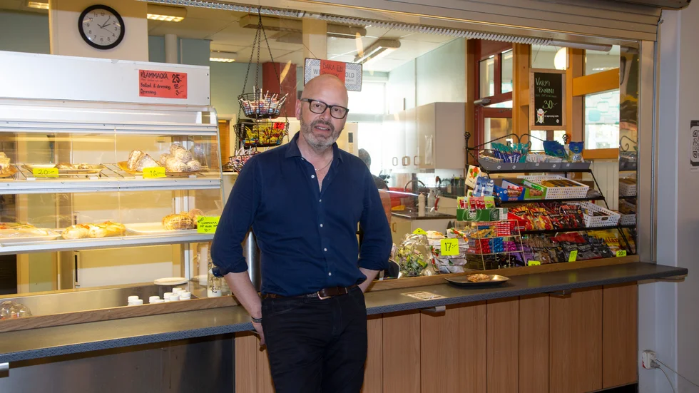 Ola Edeblom, verksamhetschef på Folketshus-föreningen i Piteå, har fått säga upp personal i elevfiket när intäkterna har minskat. (Arkivbild)