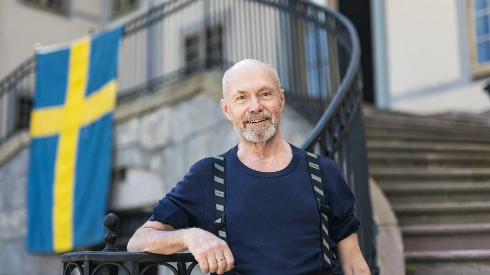 Riksspelmannen Leif Alpsjö iförd mc-ställ framför slottstrappan. På söndagens folkmusikkonsert blir det andra kläder.