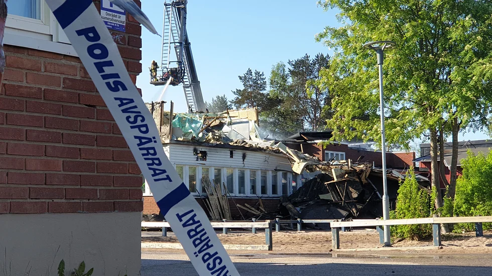 Skolbranden förstörde stora delar av Furuparksskolan. Tre pojkar har nu förhörts av polisen.