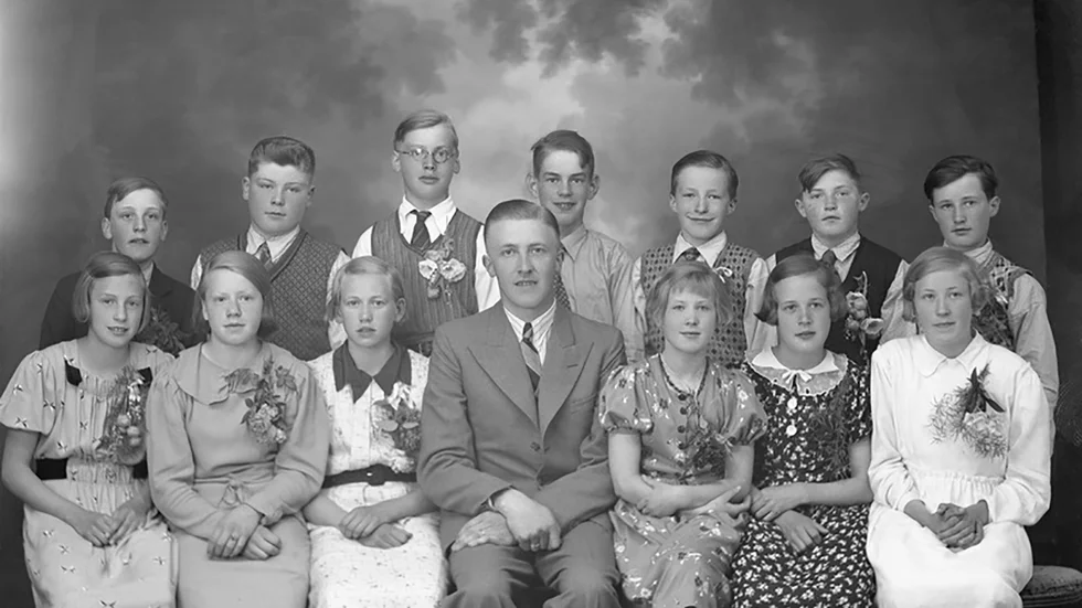 Examen i fortsättningsskolan i Lövånger 1937.Stående fr v: Harald Brännström, okänd, Sten Östlund, Emanuel Granberg, Ernst Andersson, Ansgar Öhman, Bengt Stenlund.Sittande fr v: Hildegard Häggbom, Inga Åhlund, Signe Gabrielsson, Gunnar Löfroth, Anna-Lisa Huss, Anna-Greta Frisk, Agda Löfqvist.