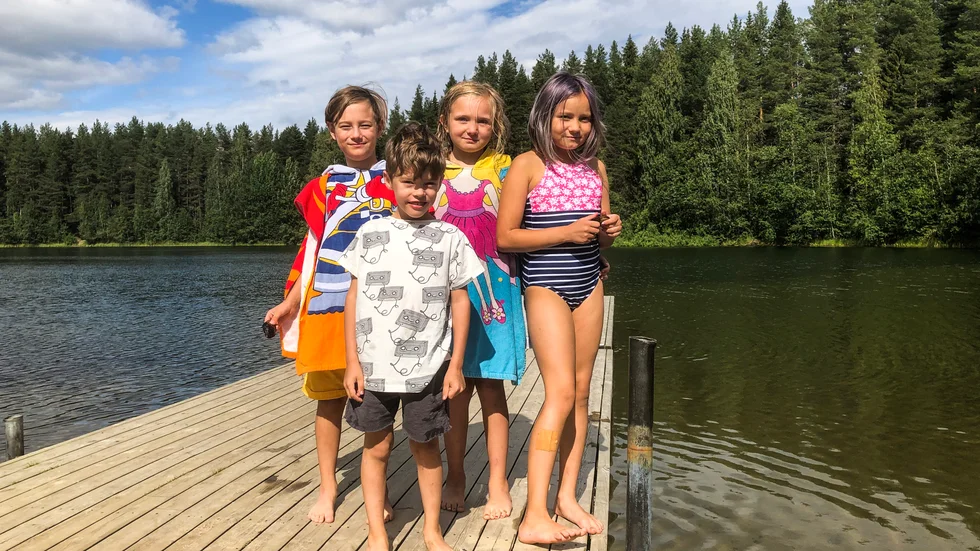 Man behöver inte campa för att bada. Melker Enström, Loke Enström, Vera Jonsson och Elsa Jonsson passar på att bada och samla musslor vid Hemlundas camping. "Det är fint här, men lite kallt i vattnet", säger Vera Jonsson.