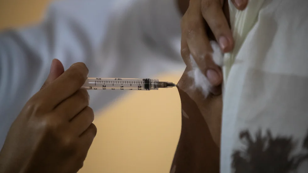 En andra dos av Astra Zenecas vaccin ökar inte risken för blodproppar. Arkivbild.