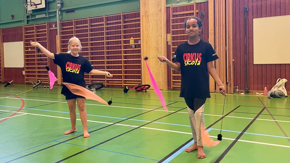 Agnes Asp och Hanna Araia testar poi. 