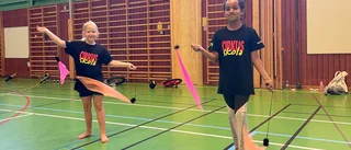 Full fart i Järvenhallen när barnen lär sig cirkuskonst