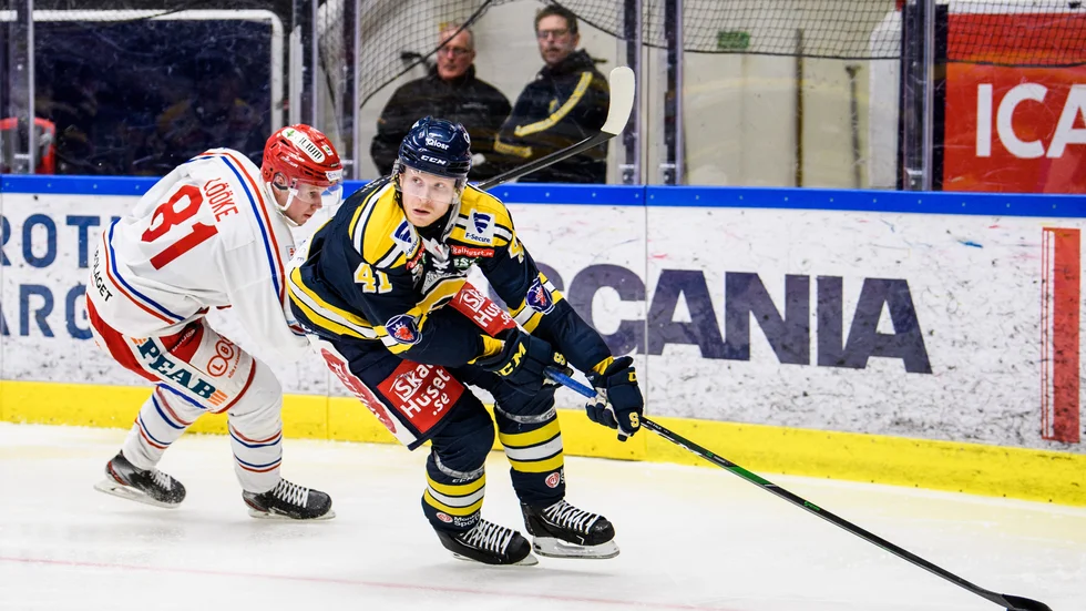 SHL-meriterade backen Alexander Falk ser en säsong med Vita Hästen framför sig. Här i aktion i klassiska Scaniarinken, där hans nya klubb för övrigt har en träningsmatch i augusti. 