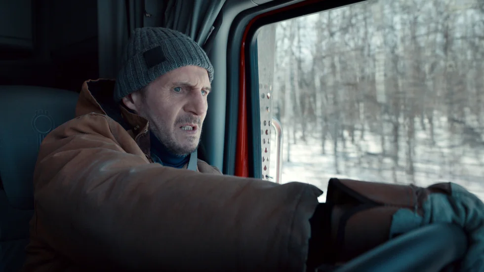 Liam Neeson måste köra en långtradare över en farlig sträcka isväg i "The ice road." Pressbild.