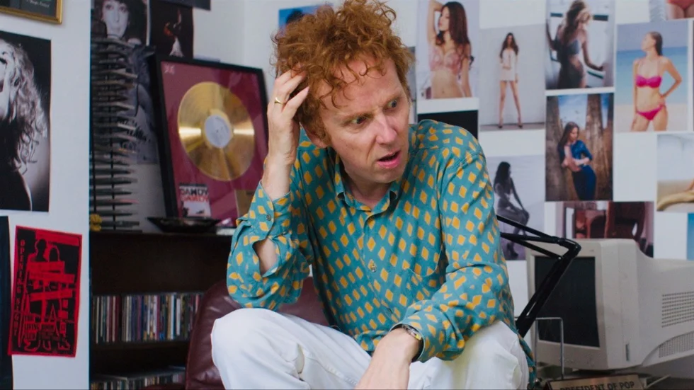 Ewen Bremner spelar skivbolagschefen Alan McGee. 