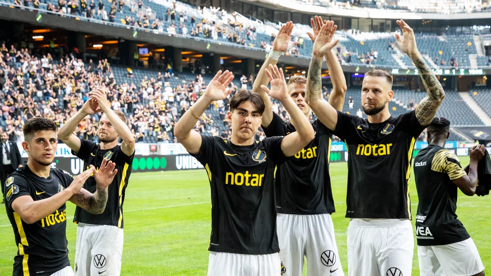 Eric Kahl, mitten, lämnar AIK för spel i Danmark. Arkivbild.