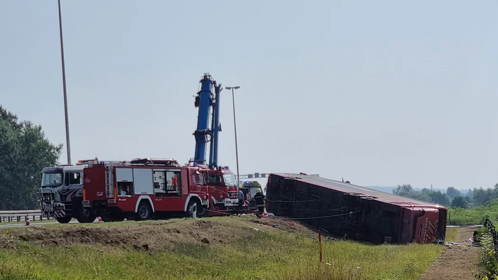 Räddningstjänst arbetar på olycksplatsen där en buss körde av vägen nära staden Slavonski Brod i östra Kroatien.