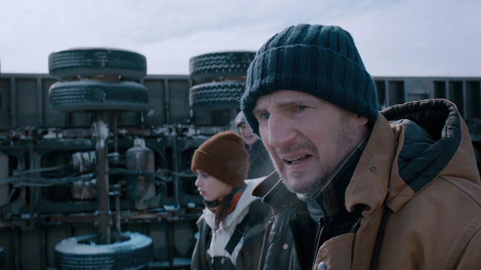 Amber Midthumber och Liam Neeson har drabbats av en smärre olycka.