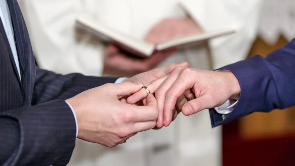 Partierna ställer sig olika till frågan om präster i Svenska Kyrkan ska tvingas viga samkönade par mot sin religiösa övertygelse eller inte.