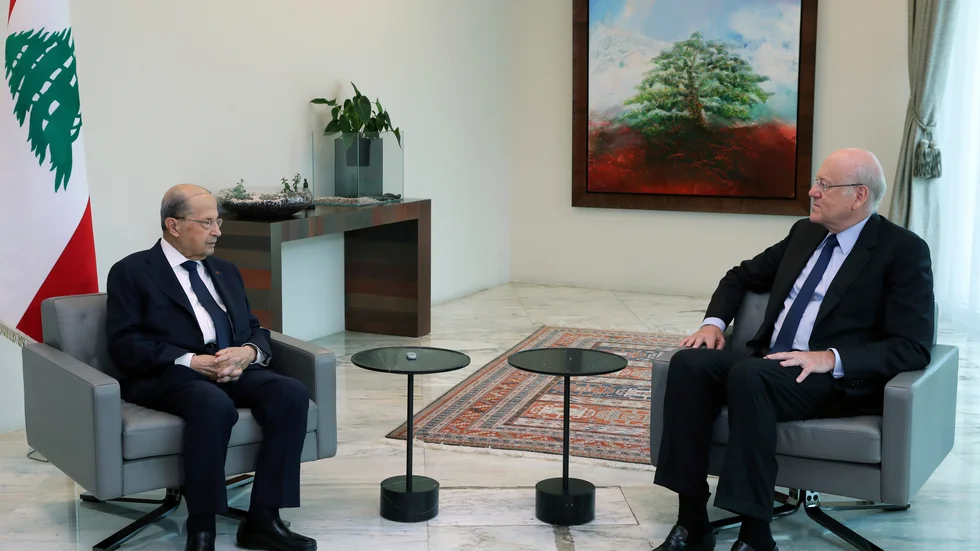 Libanons nya tillförordnade premiärminister Najib Mikati (till höger i bild) under dagens samtal med president Michel Aoun.