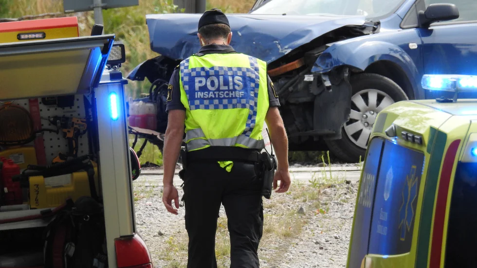 Våldsam krock strax norr om Lästringe. En person fick föras till sjukhus för kontroll men ingen av de inblandade har kommit till allvarlig skada.